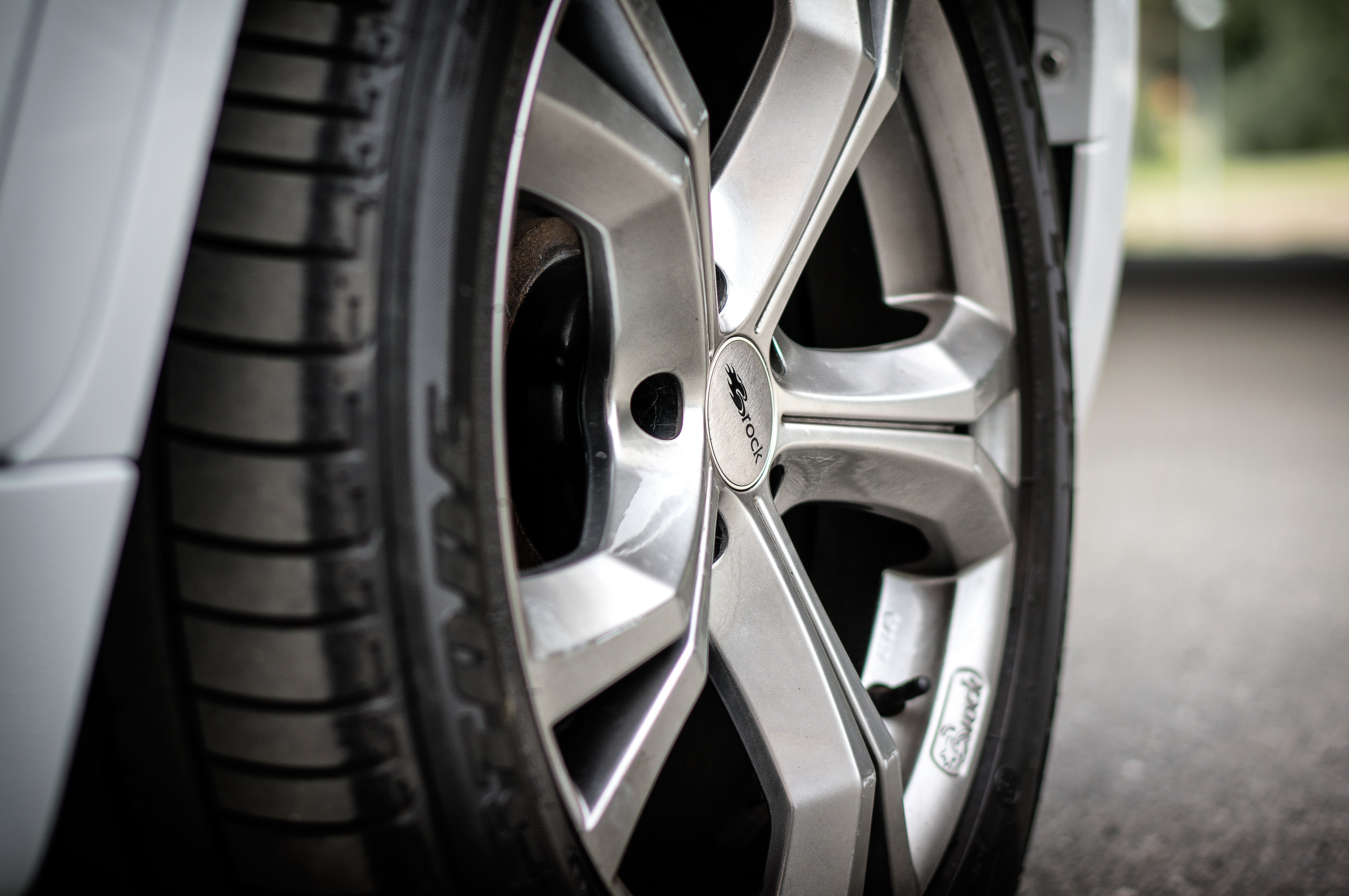 4. Durabilidade ​e⁢ resistência: entenda como escolher pneus aro 15 de qualidade
